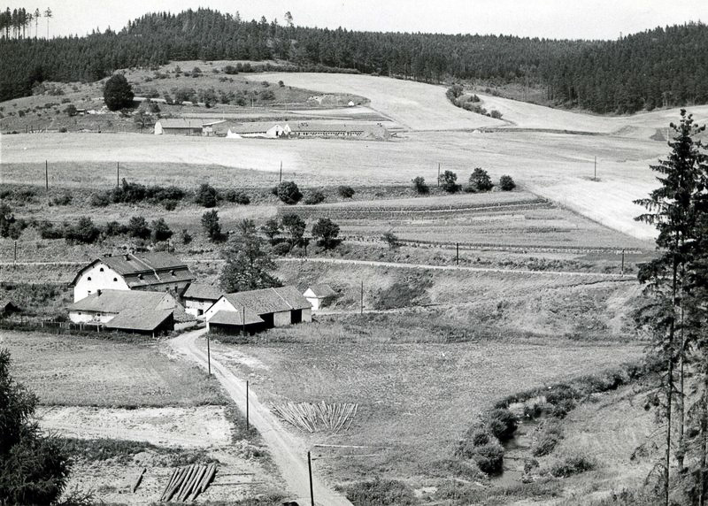 15e. Masákův mlýn z protější stráně (foto: z archivu Milana Bezděka)