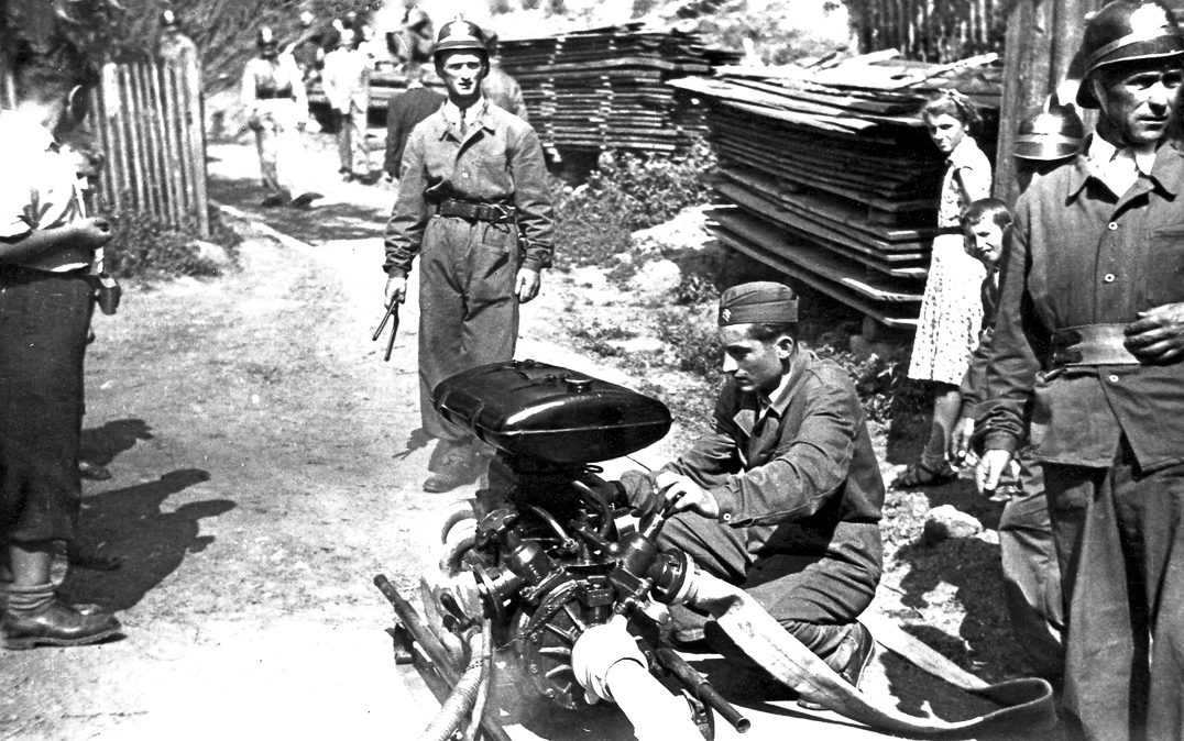 30g. Slavnostní předávání hasičské stříkačky - 1952 (foto: z archivu rodiny Šamšulových)