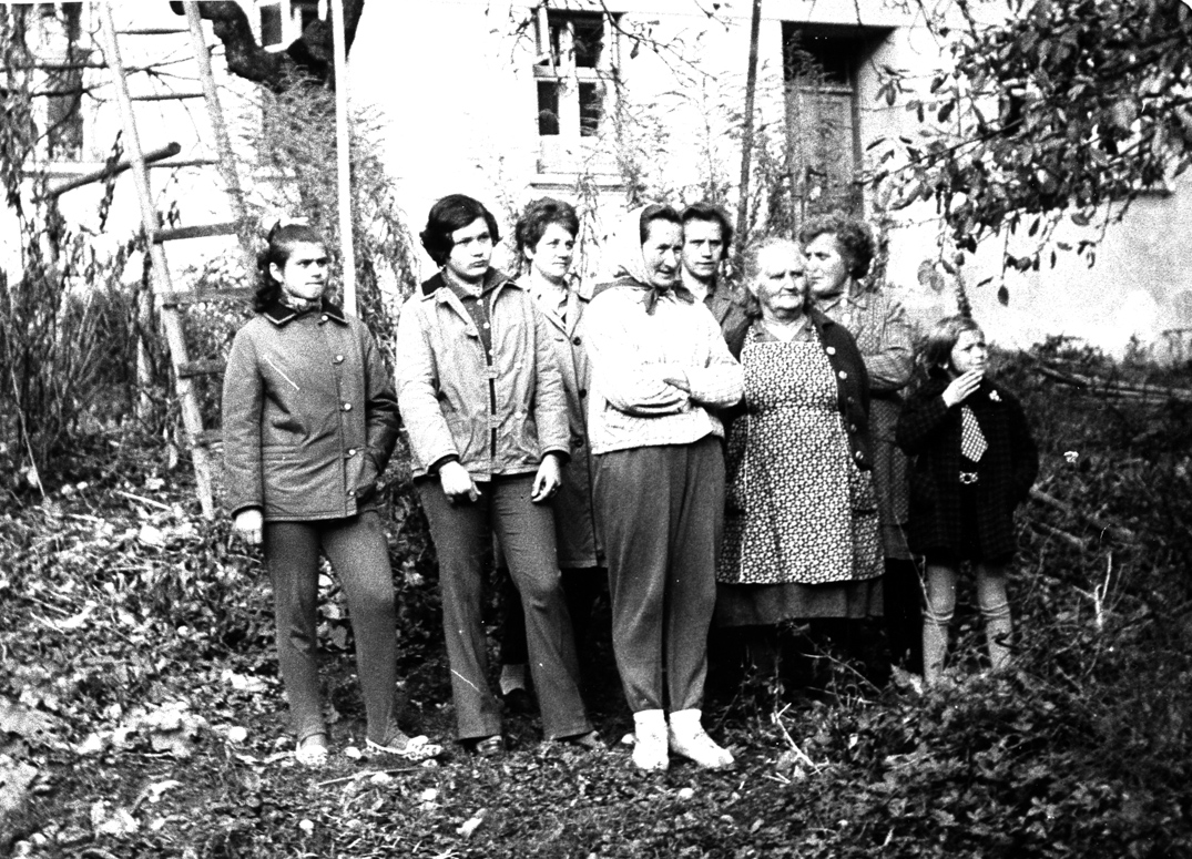 33. Lazinov – rodina Lhotských před svým domem (foto: z archívu rodiny Lhotských)