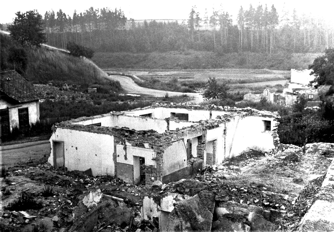 47. Lazinov – bourání domů v budoucí zátoce (foto: z archivu rodiny Přichystalových)