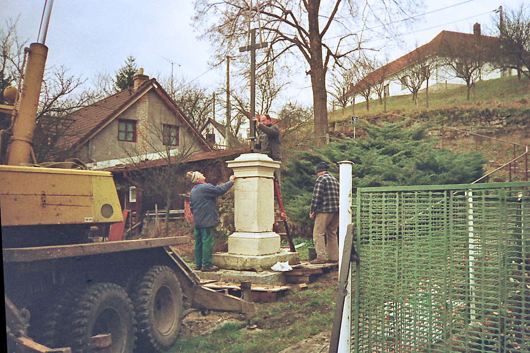 60. Lazinov – usazování opraveného křížku – 2008 (foto: z archivu Anežky Ondříčkové)