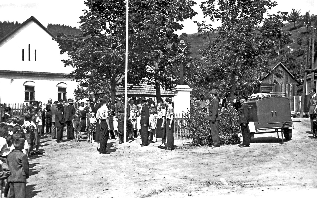30a. Slavnostní předávání hasičské stříkačky - 1952 (foto: z archivu Alenky Brablecové)